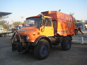 Unimog със специализирана надстройка за метене на улици и алеи Шмидт.