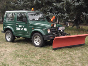 Suzuki Samurai 4x4 с фабрично гребло за снегопочистване, подходящ за частни и корпоративни обекти.