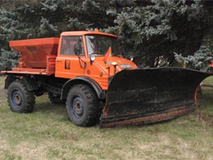 Unimog снегорин с опесъчител за зимно почиствнане и опесъчаване.